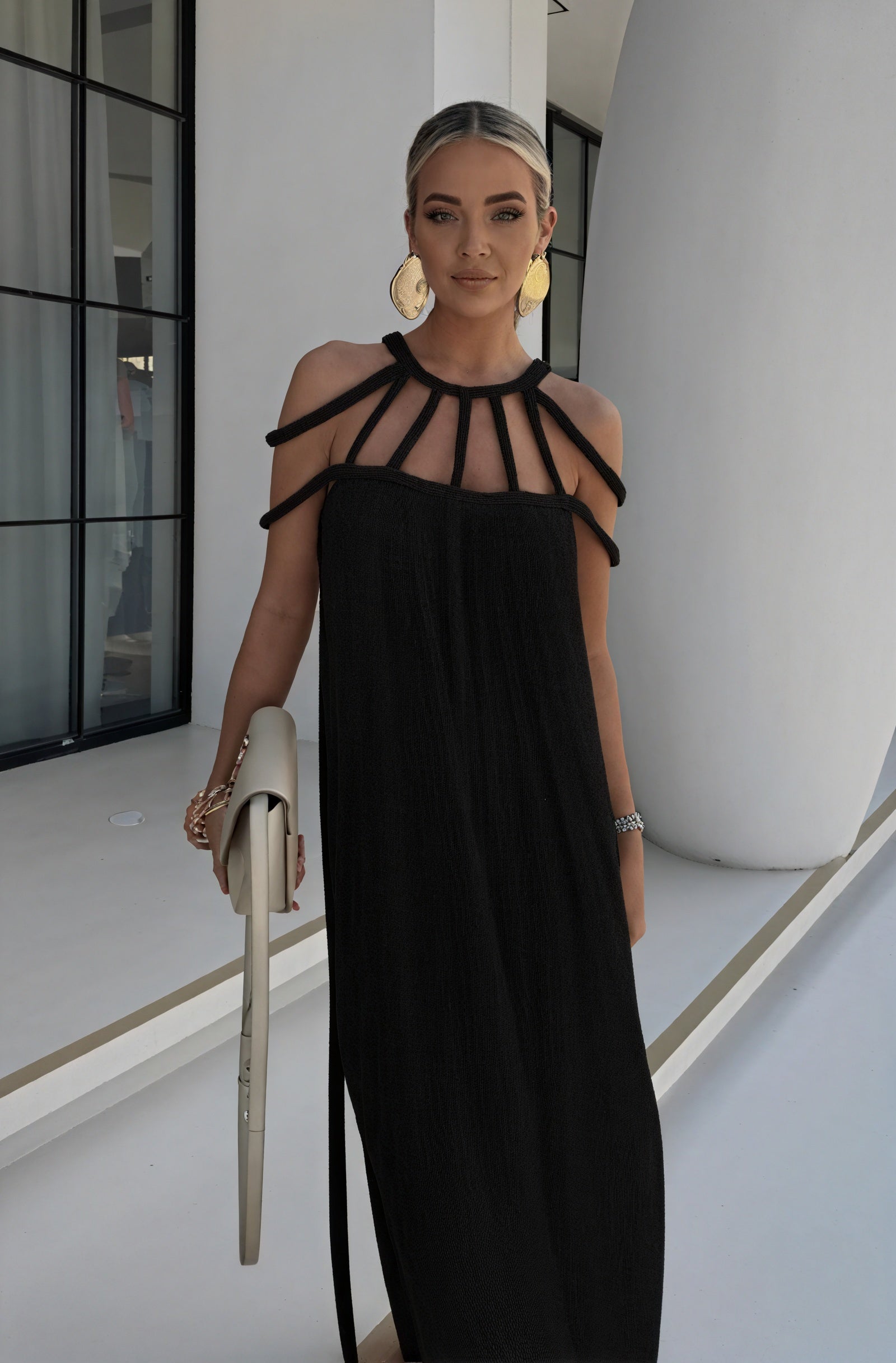 Fließendes Kleid mit besonderem Halter-Design