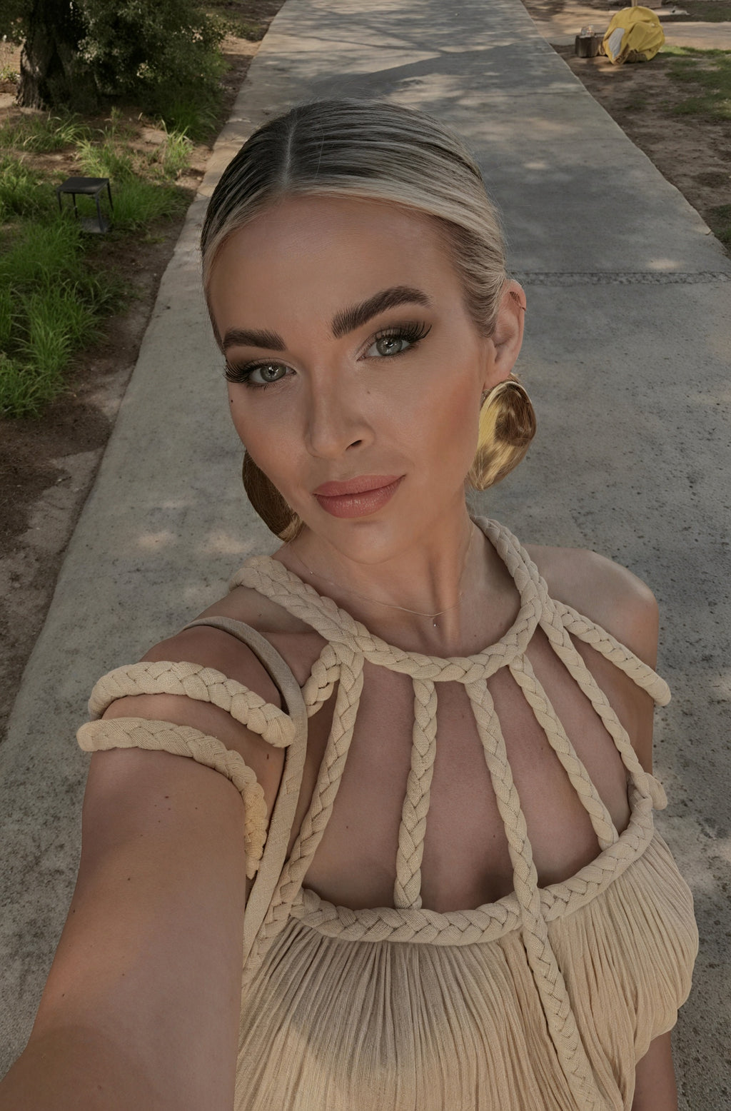 Fließendes Kleid mit besonderem Halter-Design