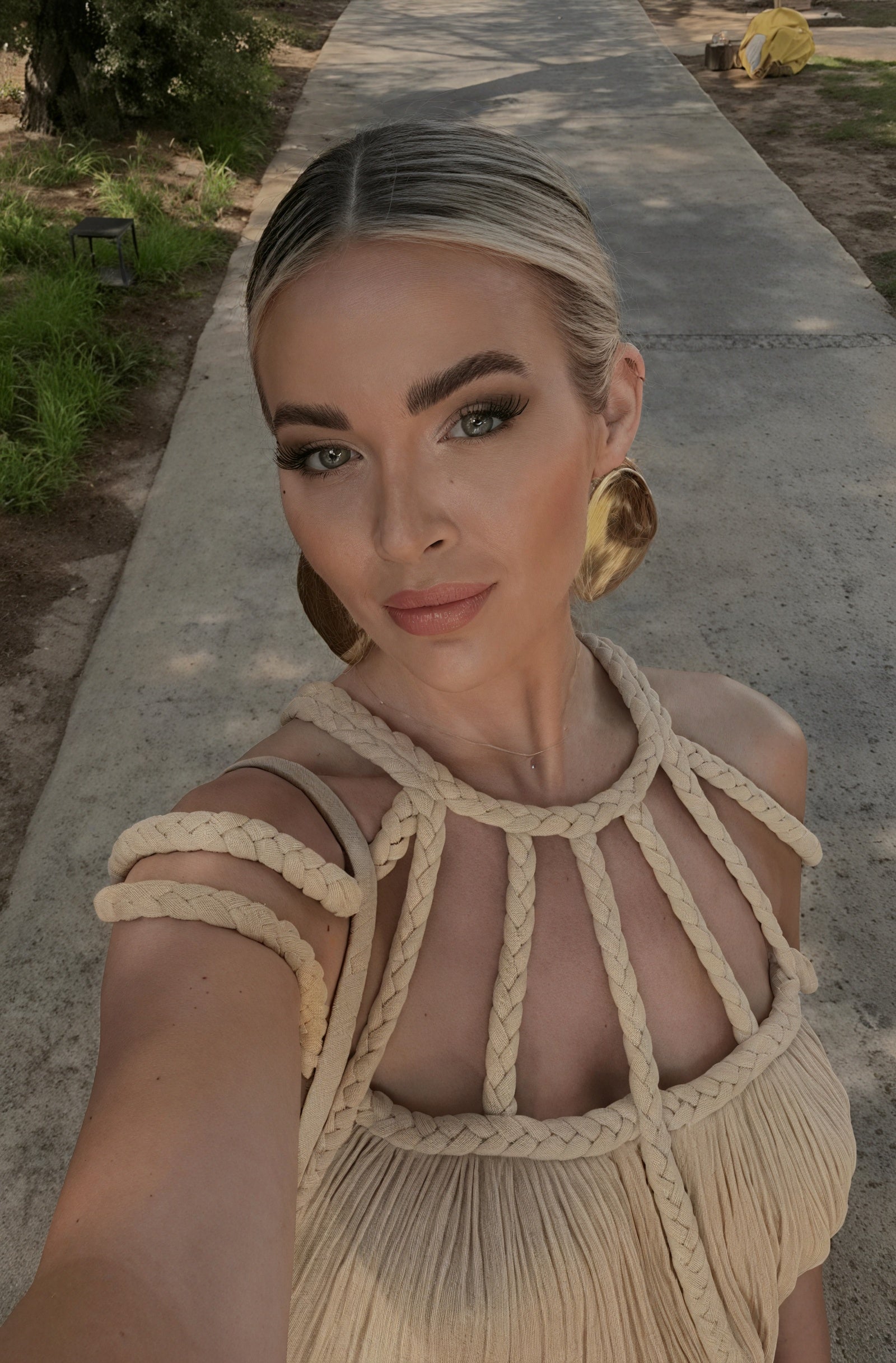 Fließendes Kleid mit besonderem Halter-Design