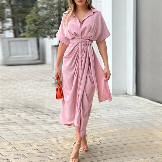 Fließende Eleganz: Zeitloses Kleid für besondere Momente