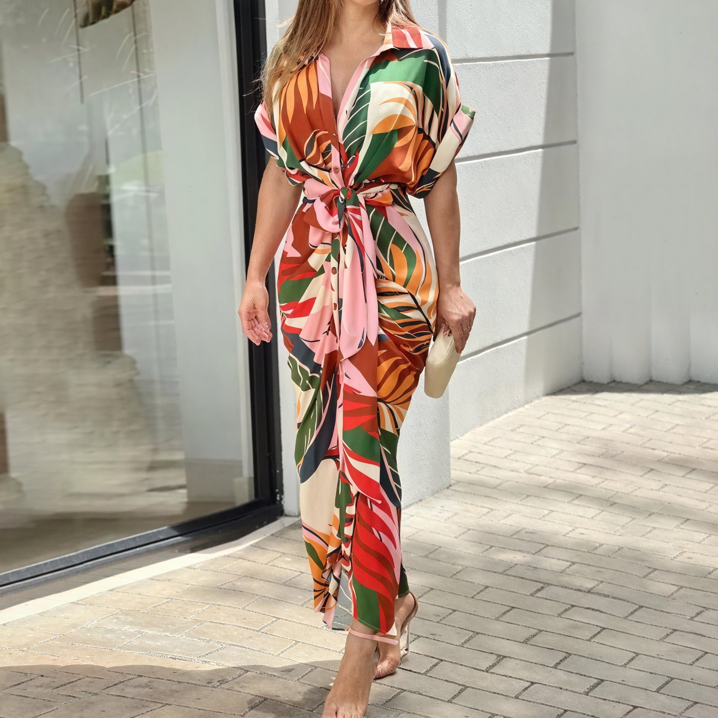 Fließende Eleganz: Zeitloses Kleid für besondere Momente