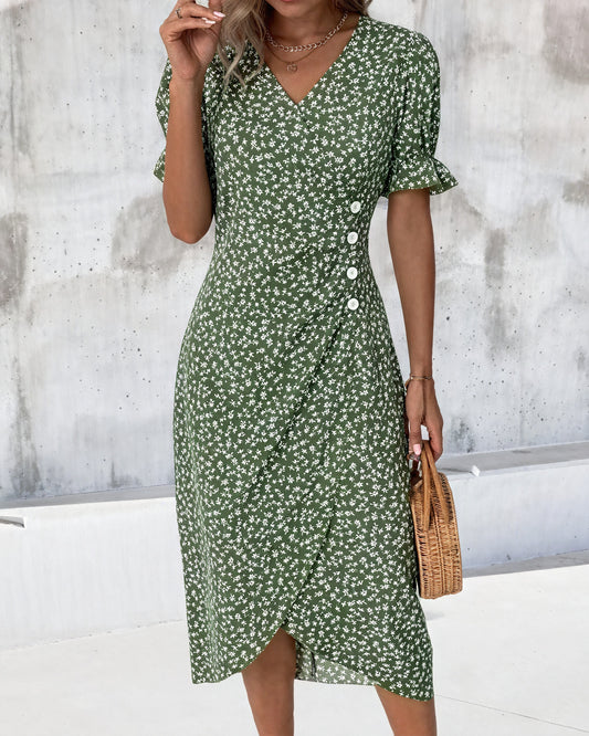 Sommerliches Kleid mit zarten floralen Akzenten