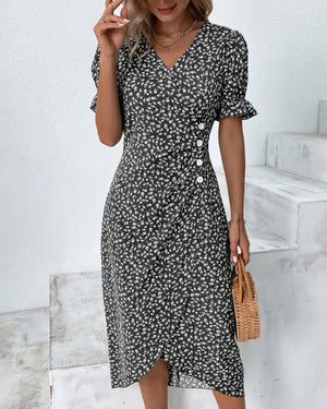 Sommerliches Kleid mit zarten floralen Akzenten