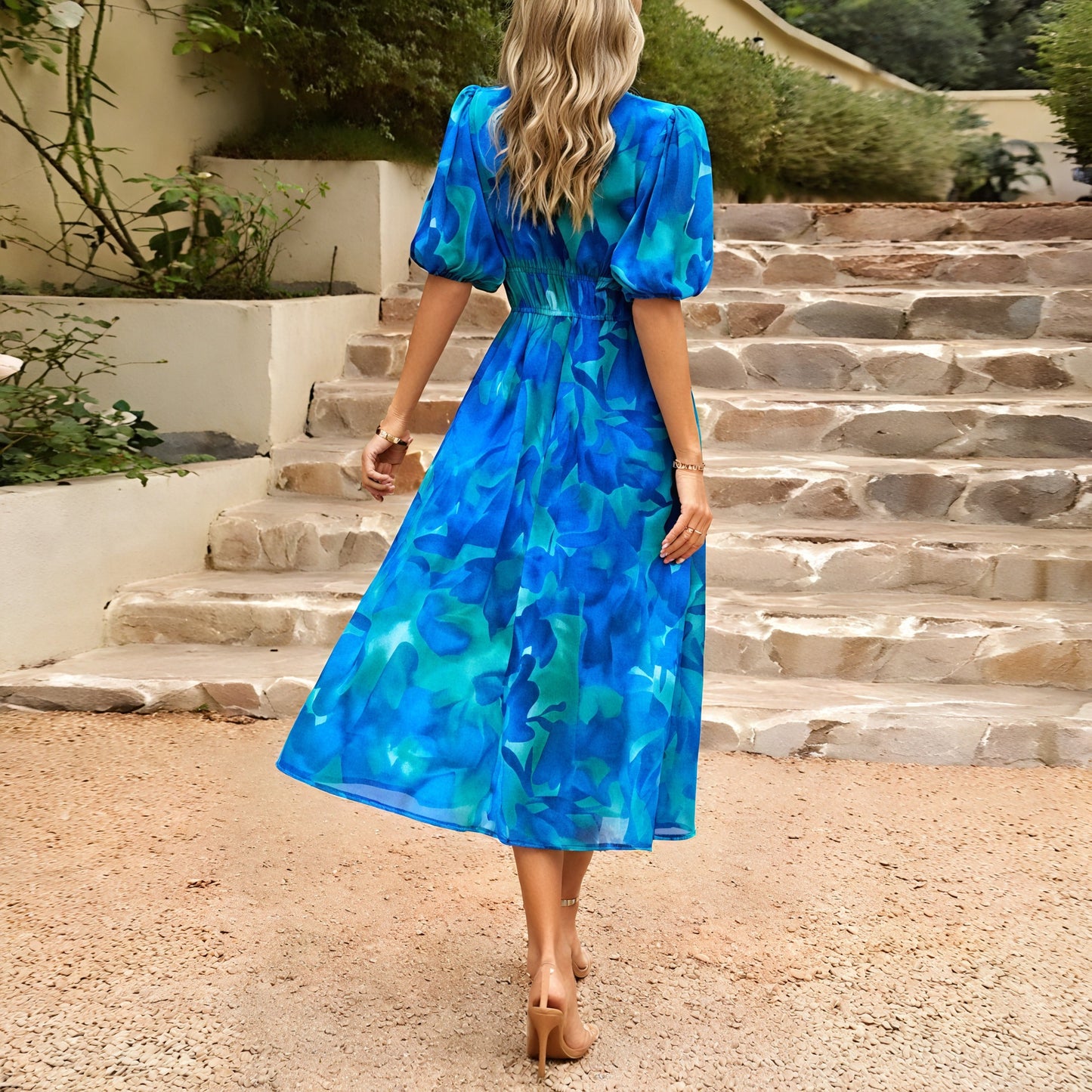 Fließendes Kleid mit femininen Akzenten