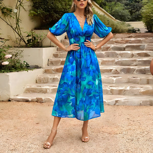 Fließendes Kleid mit femininen Akzenten