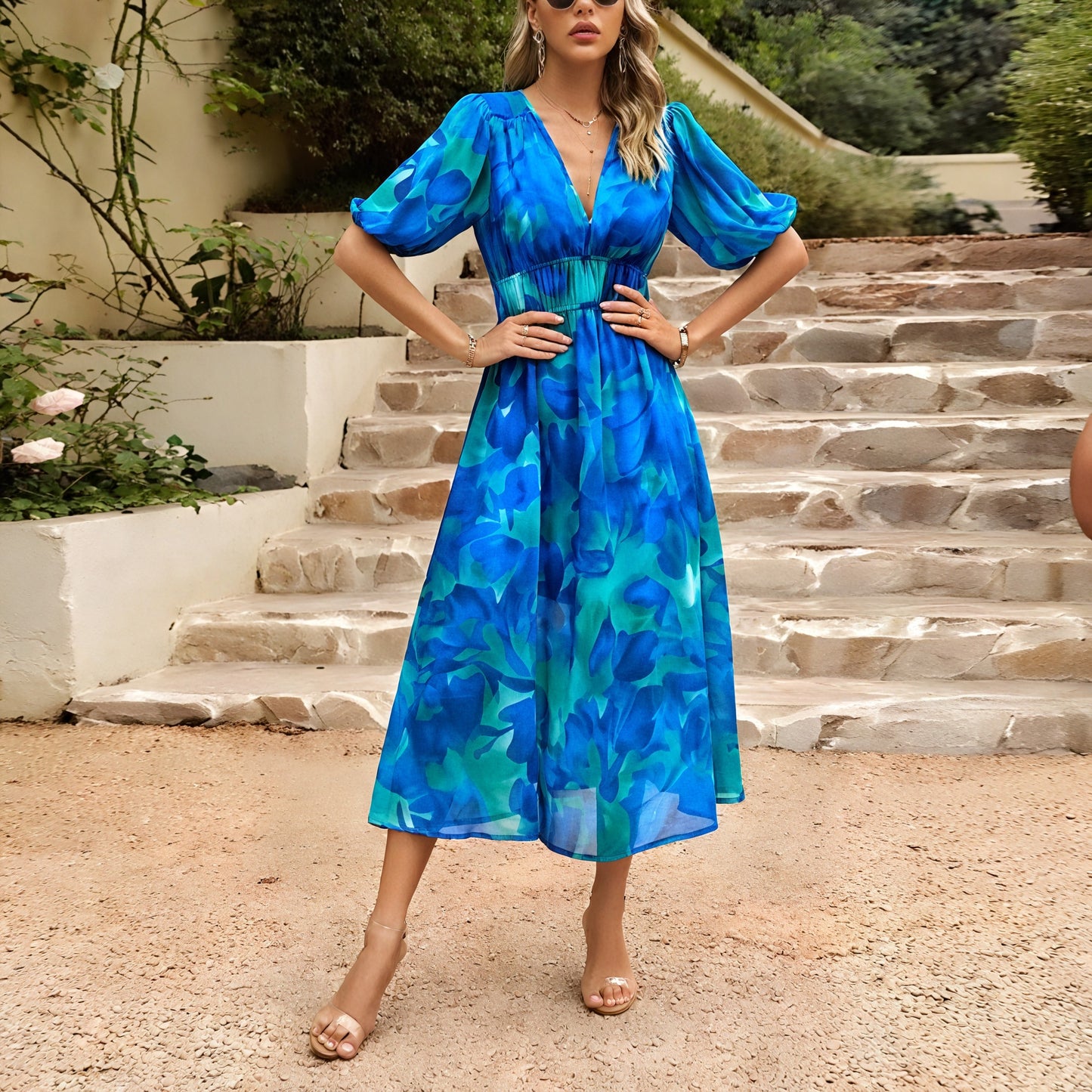 Fließendes Kleid mit femininen Akzenten