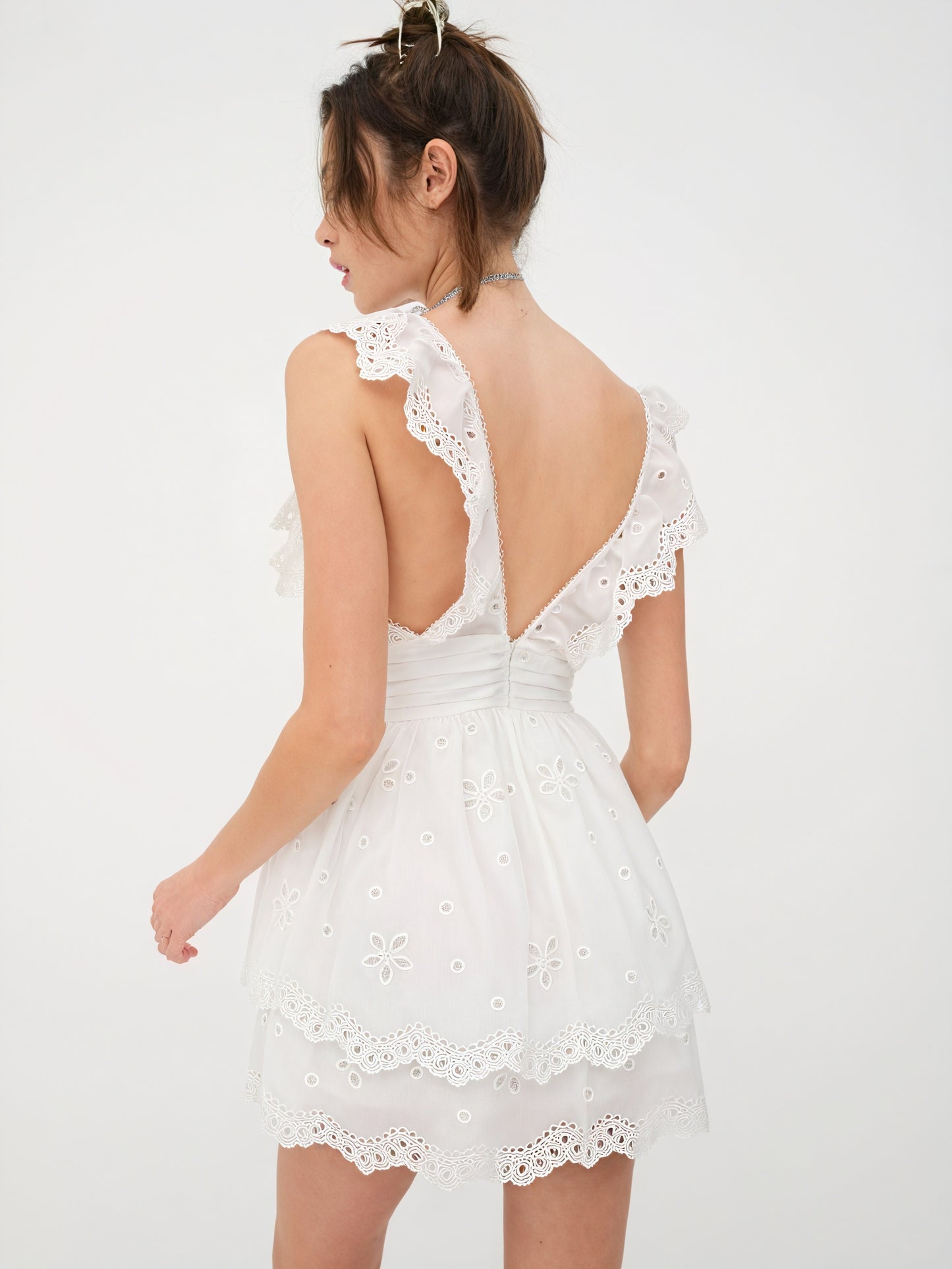 Romantisches Kleid mit zarter Lochstickerei