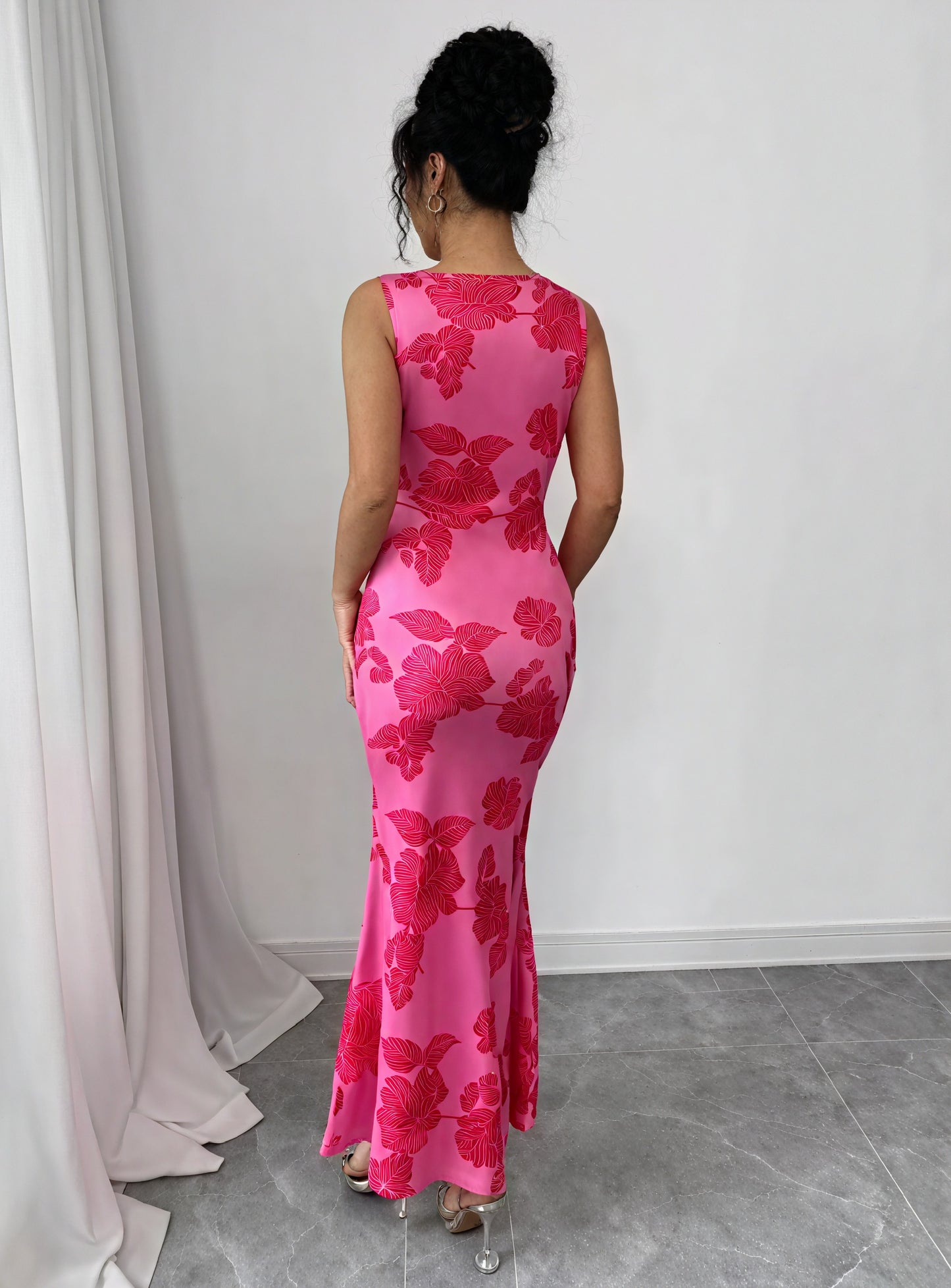 Anmutiges Kleid mit floralem Akzent