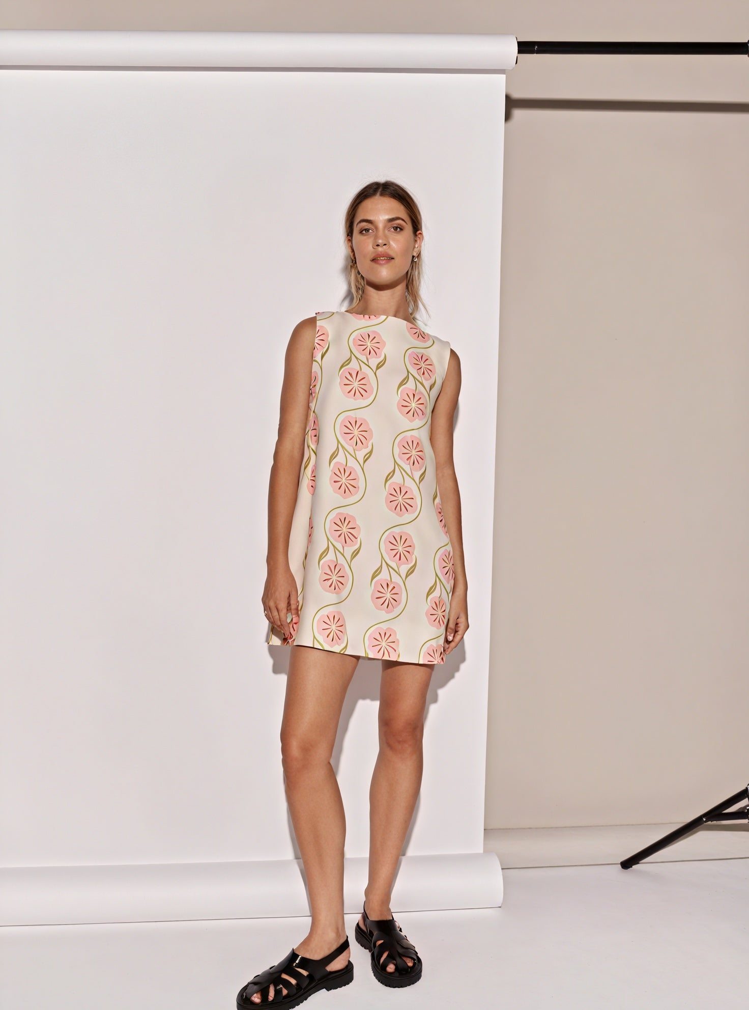 Kleidhaus Damen Ärmelloses Blumen Mini Kleid – Einzigartiger Print-83292-b28e206e-1e0a-41f3-843d-fefc5962b0f9