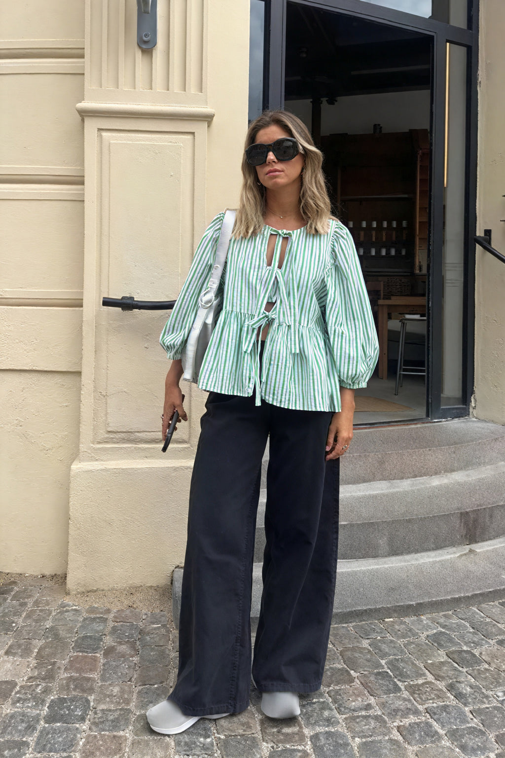 Damen Bluse Grün-Weiß Gestreift mit Bindedetail und Puffärmeln-83297-da3f2257-0a11-4128-a5cc-087663853bfb