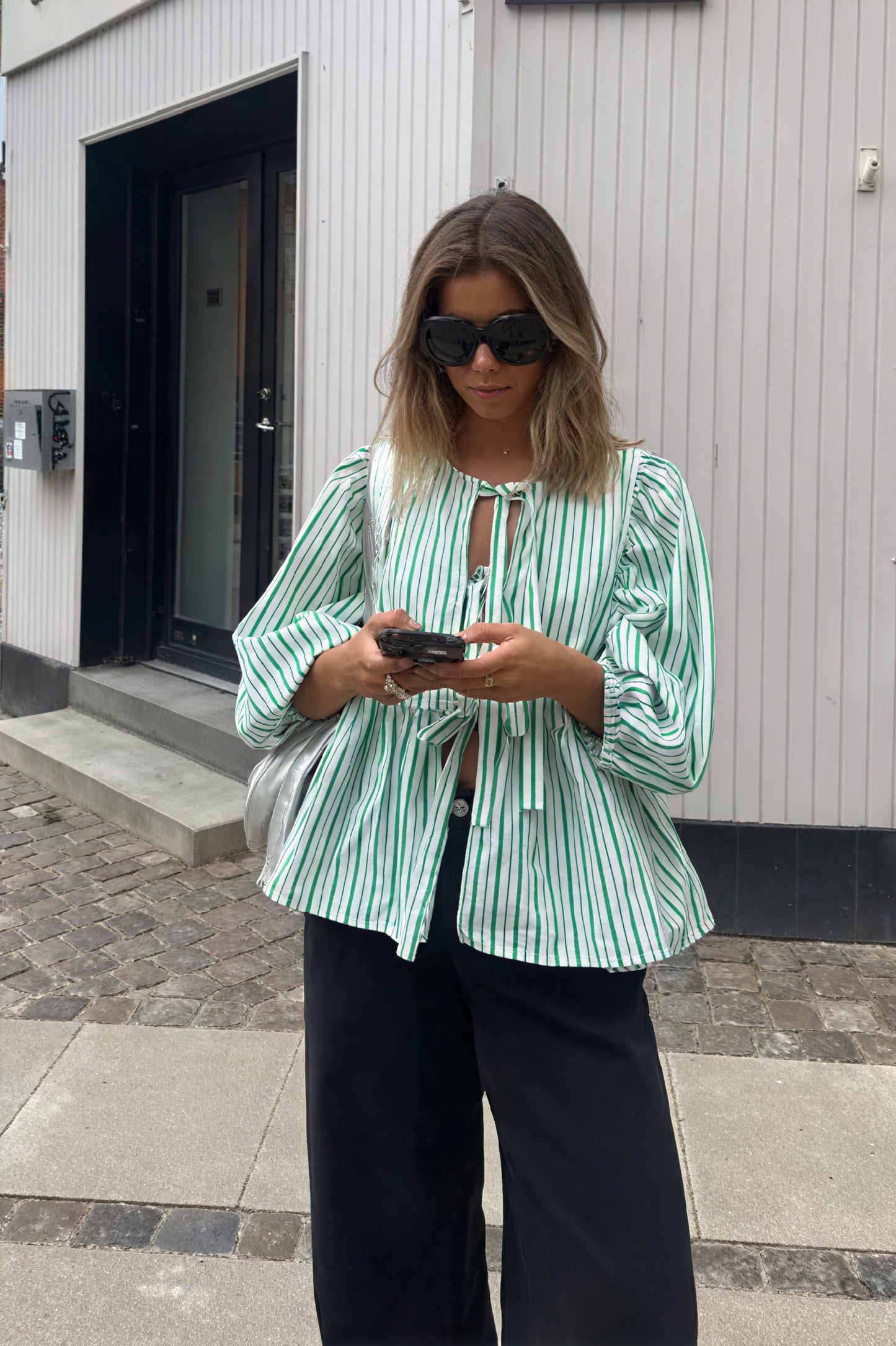 Damen Bluse Grün-Weiß Gestreift mit Bindedetail und Puffärmeln-83297-12823269-4541-43ba-b32f-273fac295fab