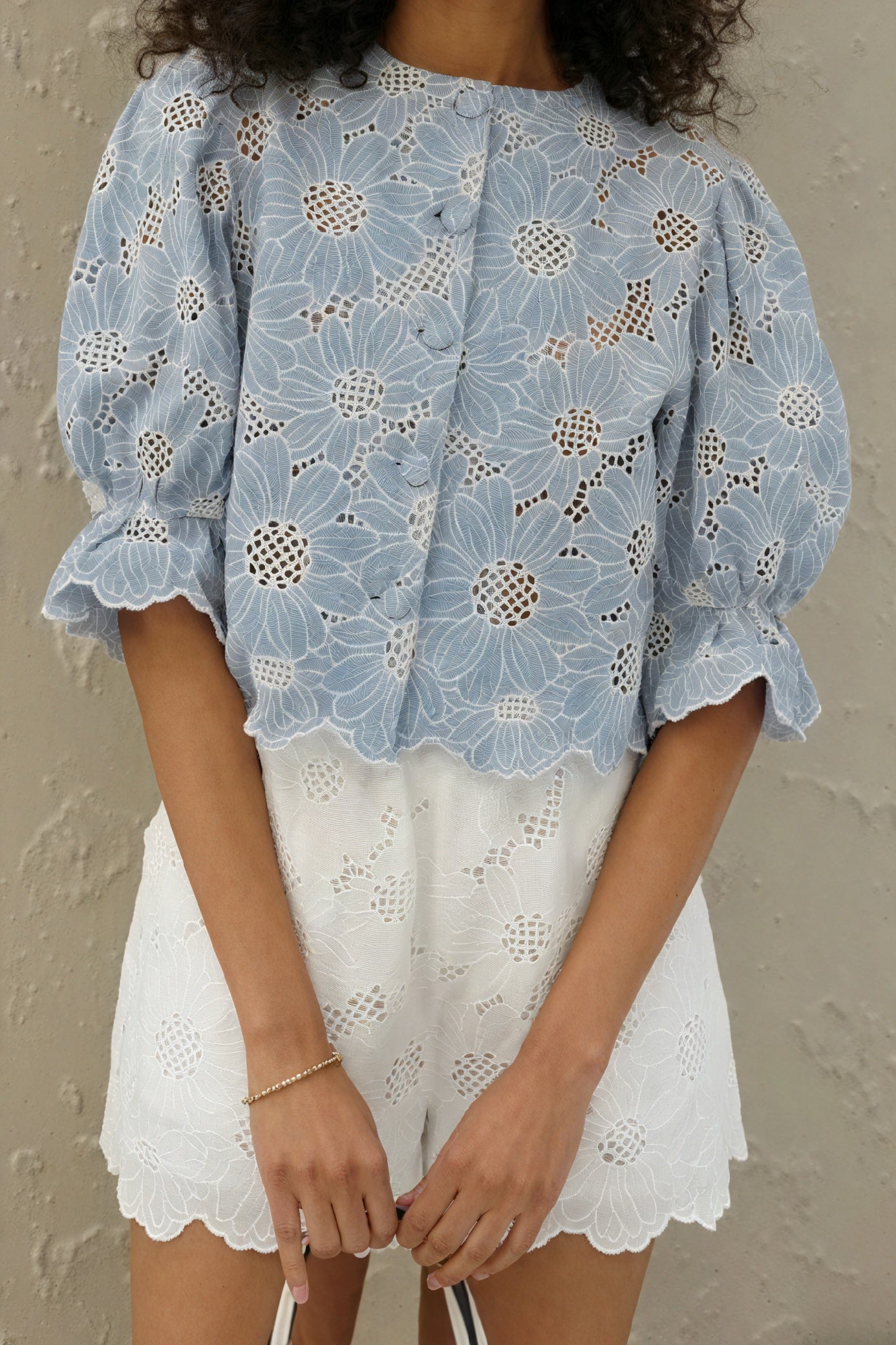 Kleidhaus Damen Zweiteiler – Blaues Blumen Cut-Out Top & Weiße Shorts, Sommer Set, S-XL-83298-98e3c796-f349-4996-bf9e-9ce93f733ec4