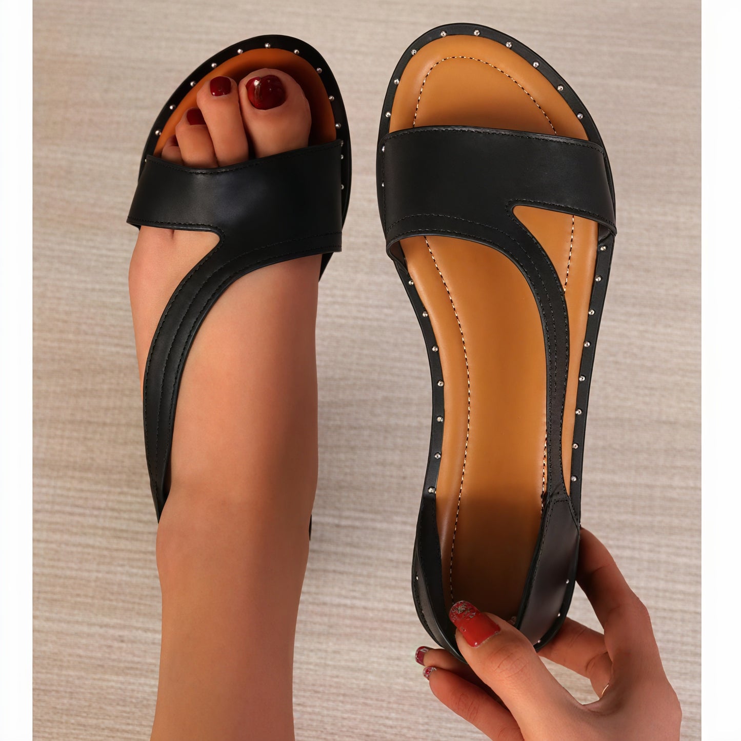 Damen Sandalen – Weiße Flache Sandalen mit Nietenbesatz und Offener Spitze-83369-b829666c-4498-494c-812b-7c031c3aa2ef