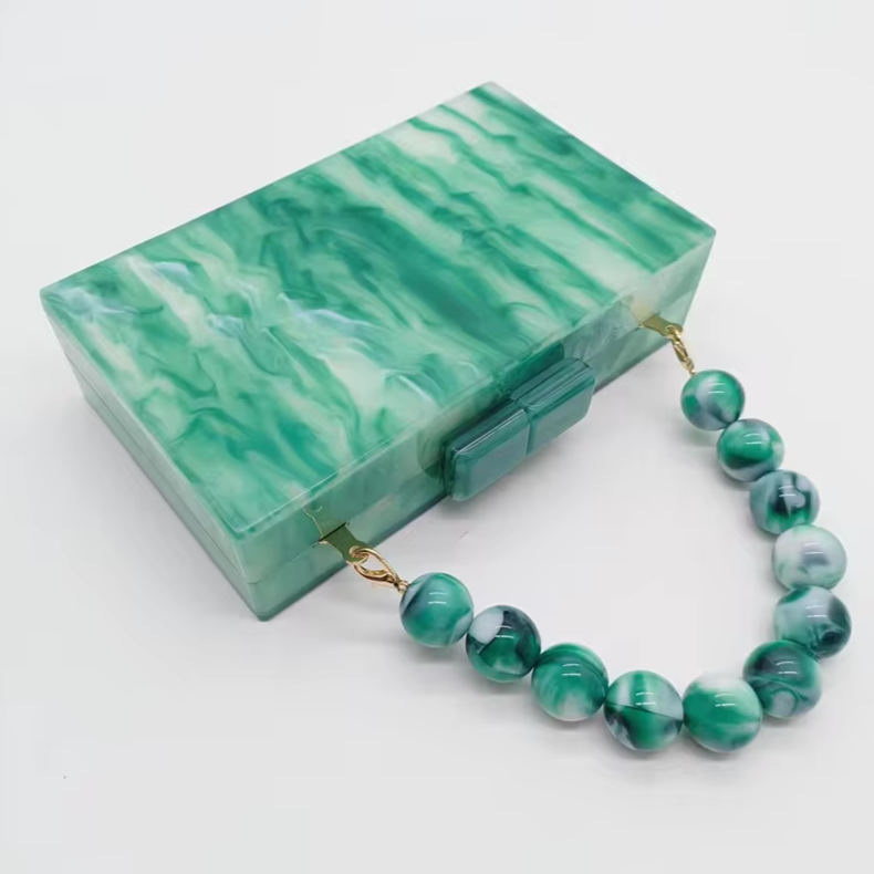 Elegante Clutch mit Perlen-Henkel