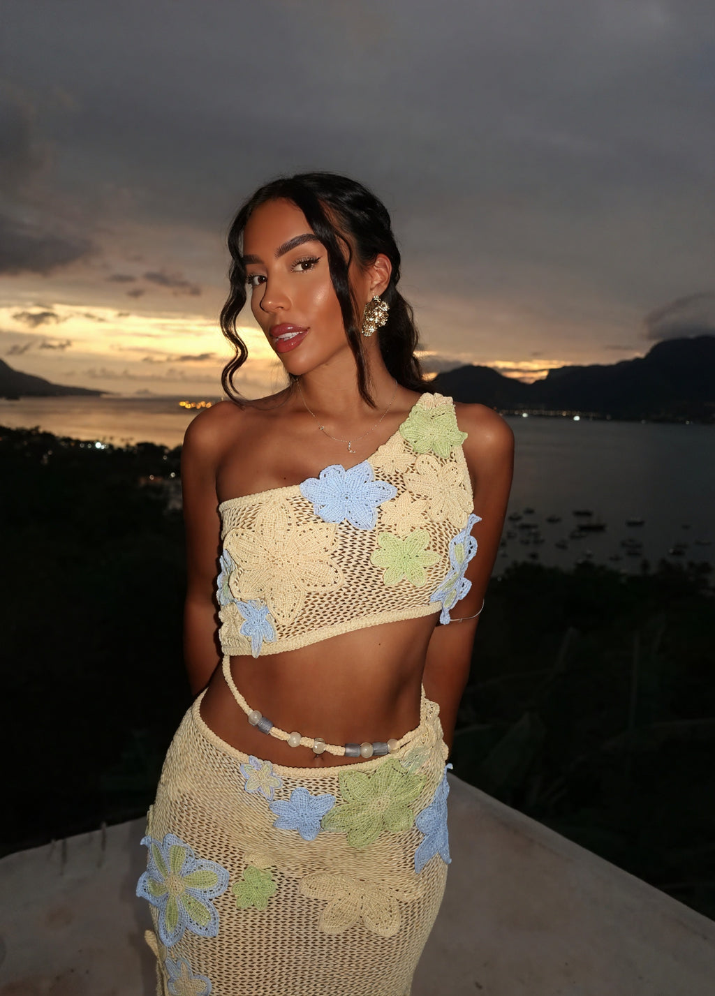 Frauen Häkel Zweiteiler – Blumenapplikationen, Handgefertigt, Sommerlich-83755-aea454de-2b39-417d-97a3-c9b780908e81