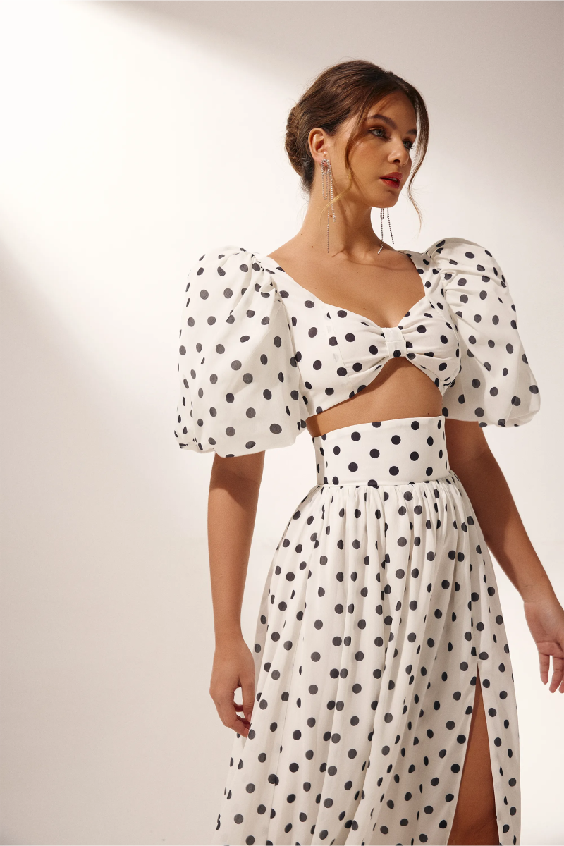 Sommerliches Punktmuster-Kleid mit Schlitz