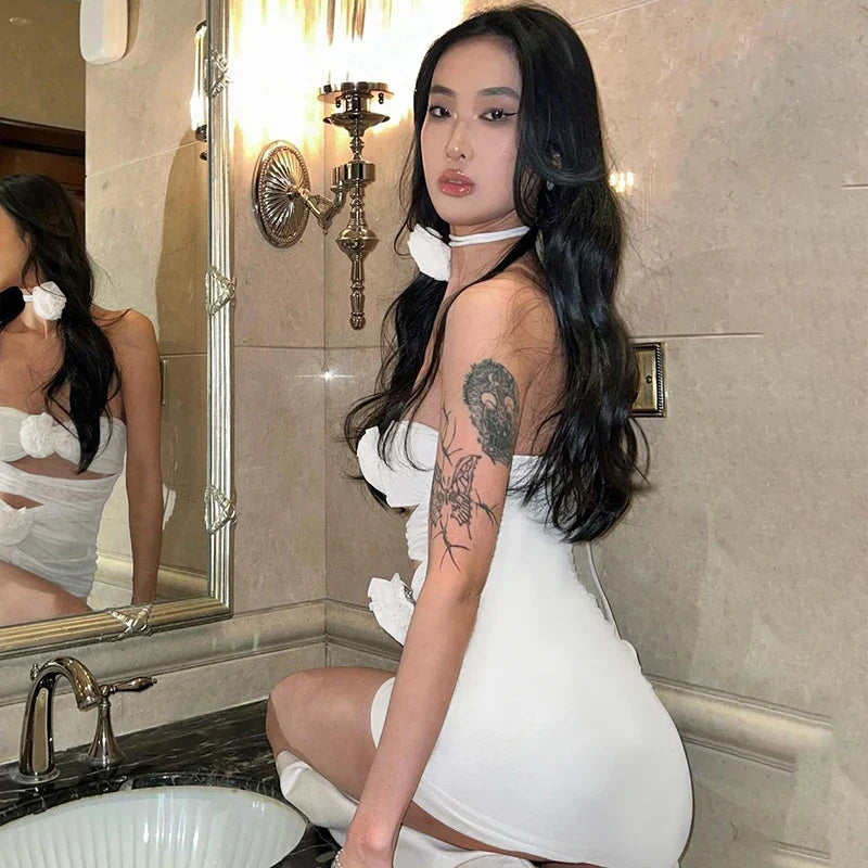 Elegantes Mini-Kleid mit floralen Details