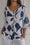 Bluse mit floralem Muster und V-Ausschnitt