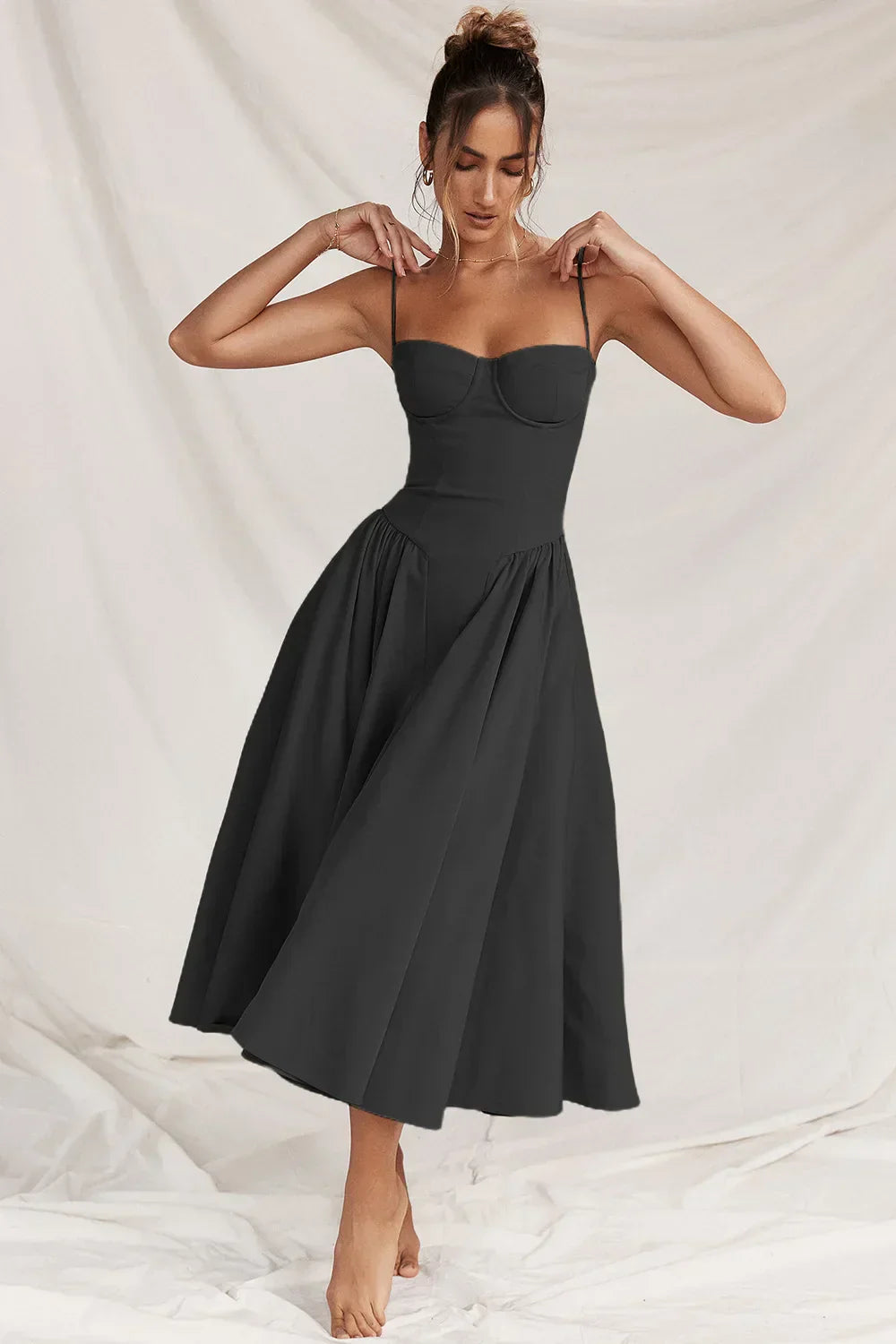 Damen Midi-Kleid mit Spaghettiträgern, plissiertem Rock und Taschen – Elegant-83506-946f4a49-c317-4f52-808e-21b098fc5fca