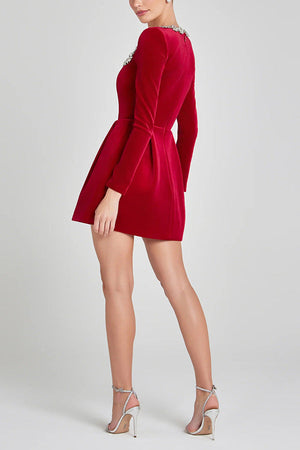 Elegantes Kleid mit Schmuckdetails