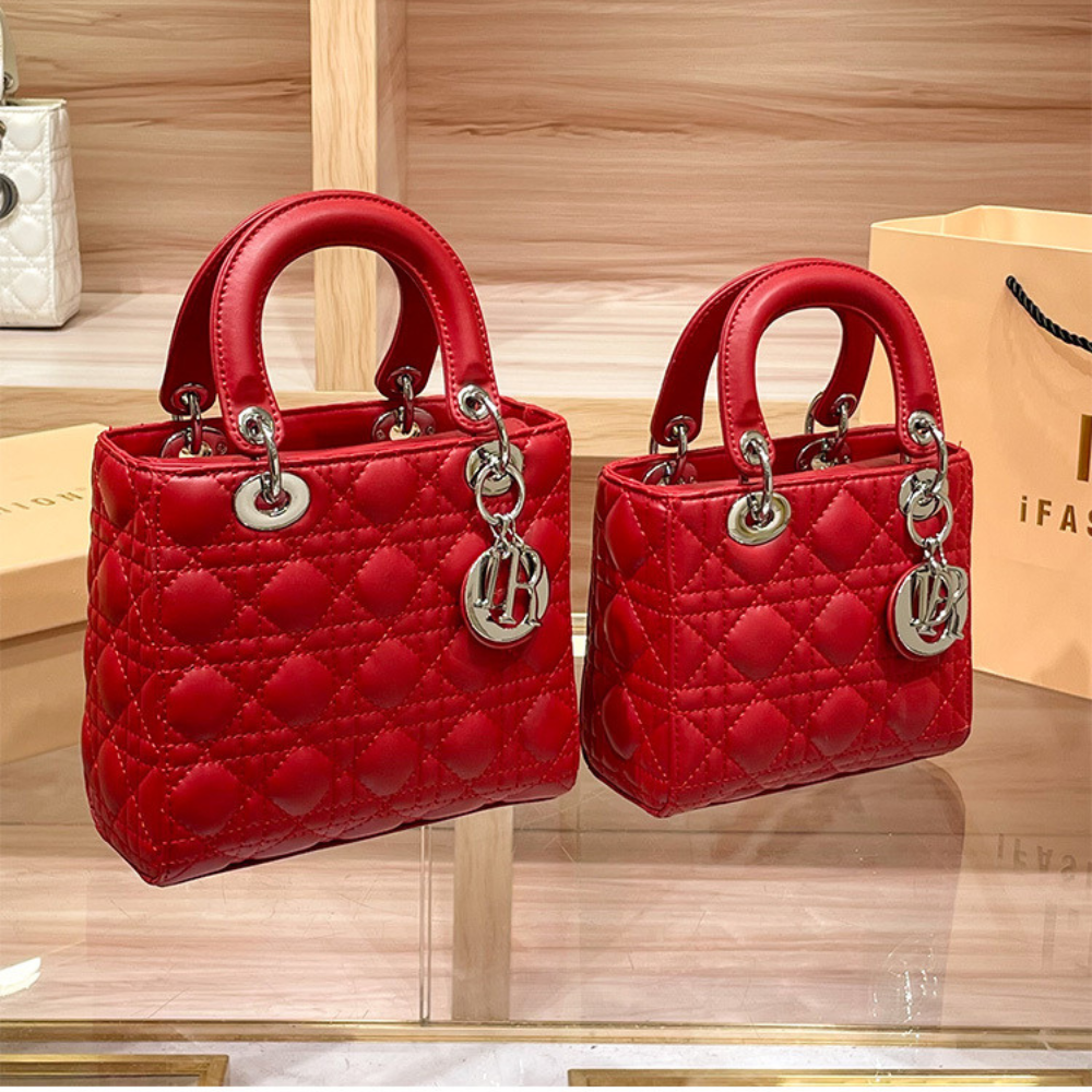 Elegante Quilted Handtasche mit Charm-Detail