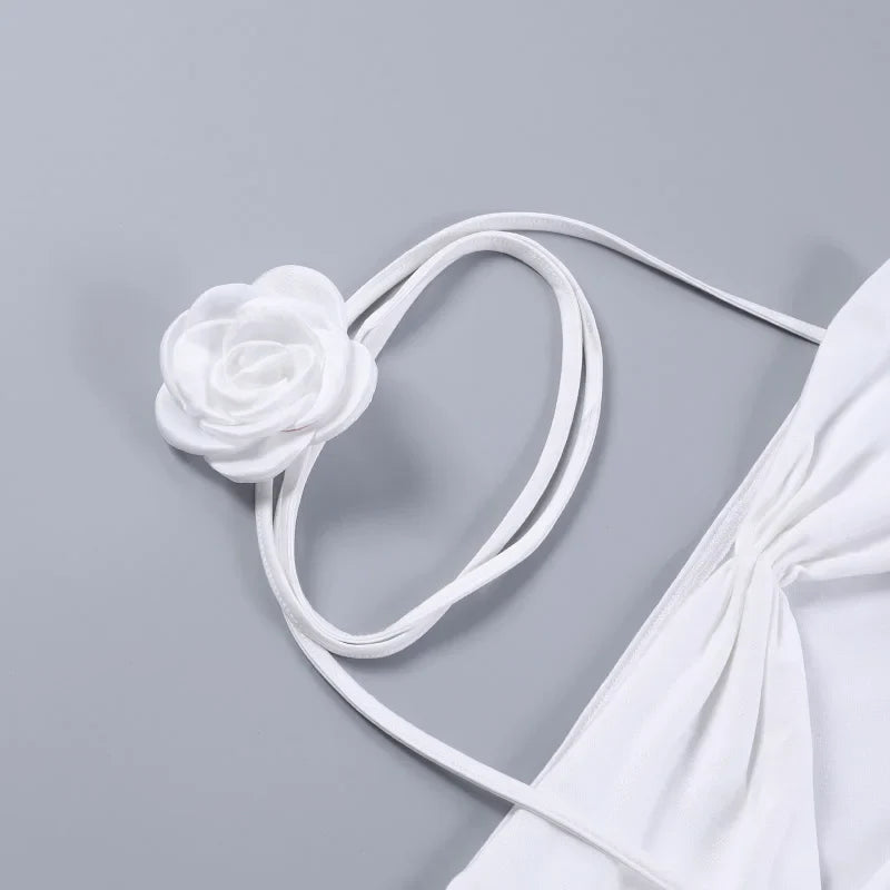 Elegantes Mini-Kleid mit floralen Details