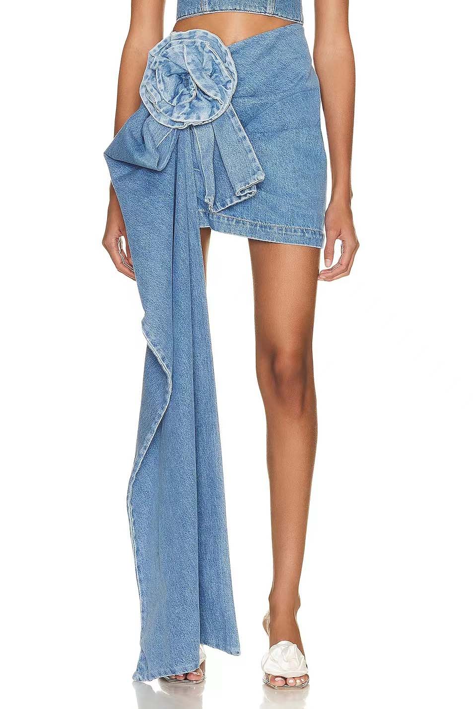 Asymmetrischer Minirock mit Blumenapplikation