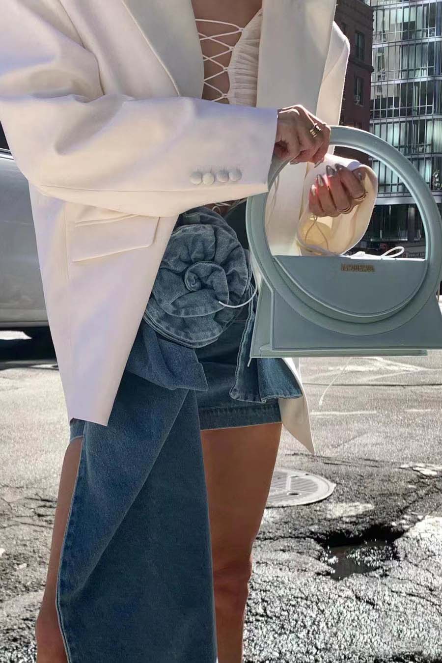 Asymmetrischer Minirock mit Blumenapplikation