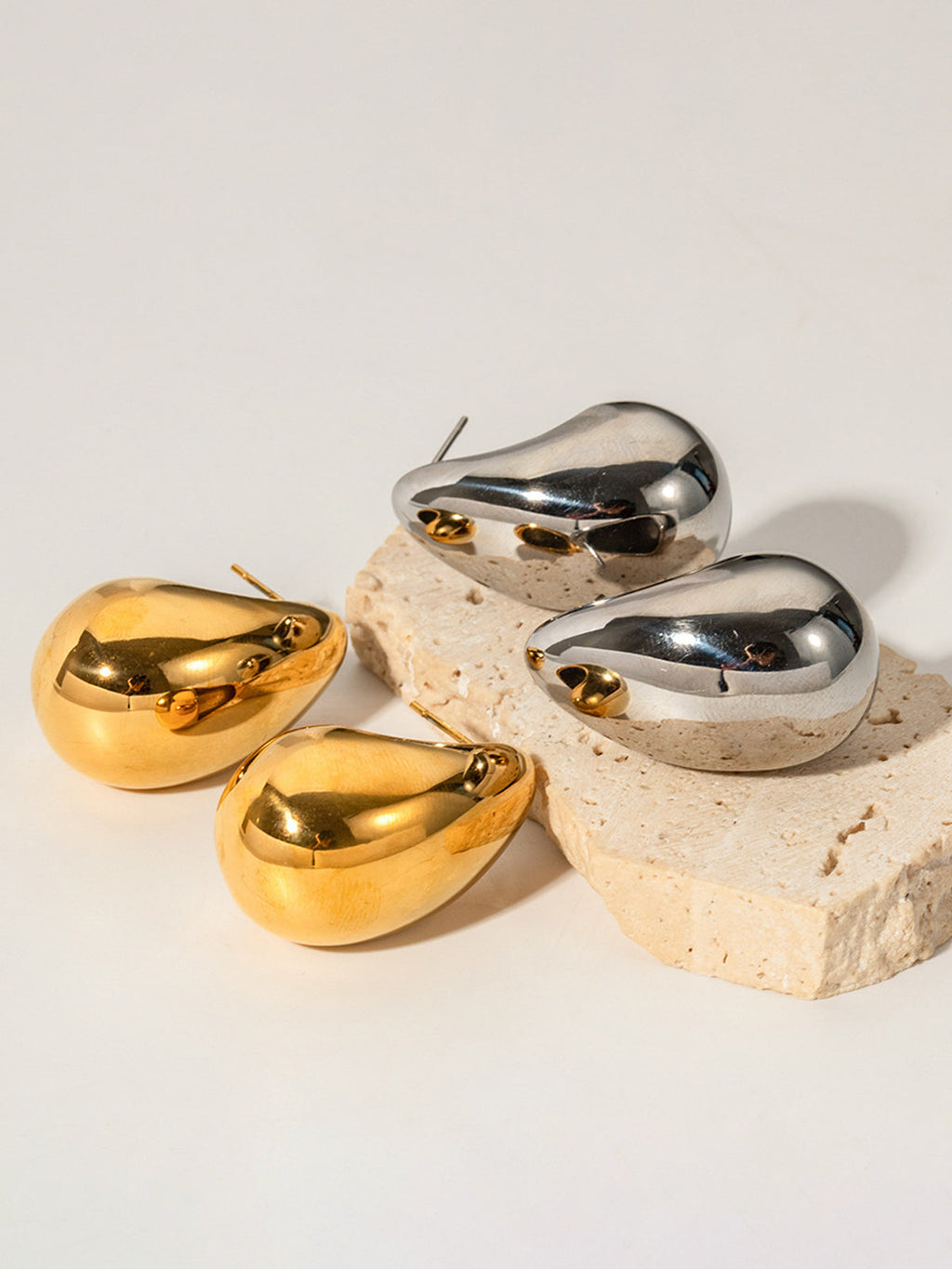 Skulpturale Tropfenohrringe – Minimalistisch