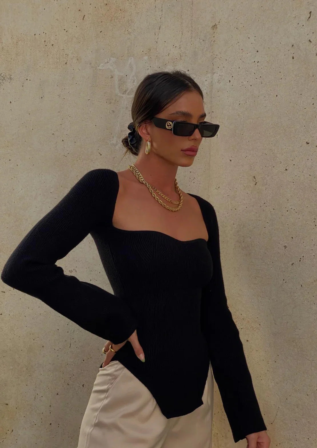 Figurbetontes Rippstrick-Top mit asymmetrischem Saum