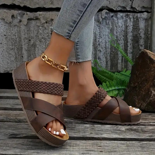 Stilvolle Plateau Sandalen mit geflochtenen Details