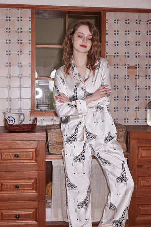 Verspielter Pyjama mit Giraffenmuster