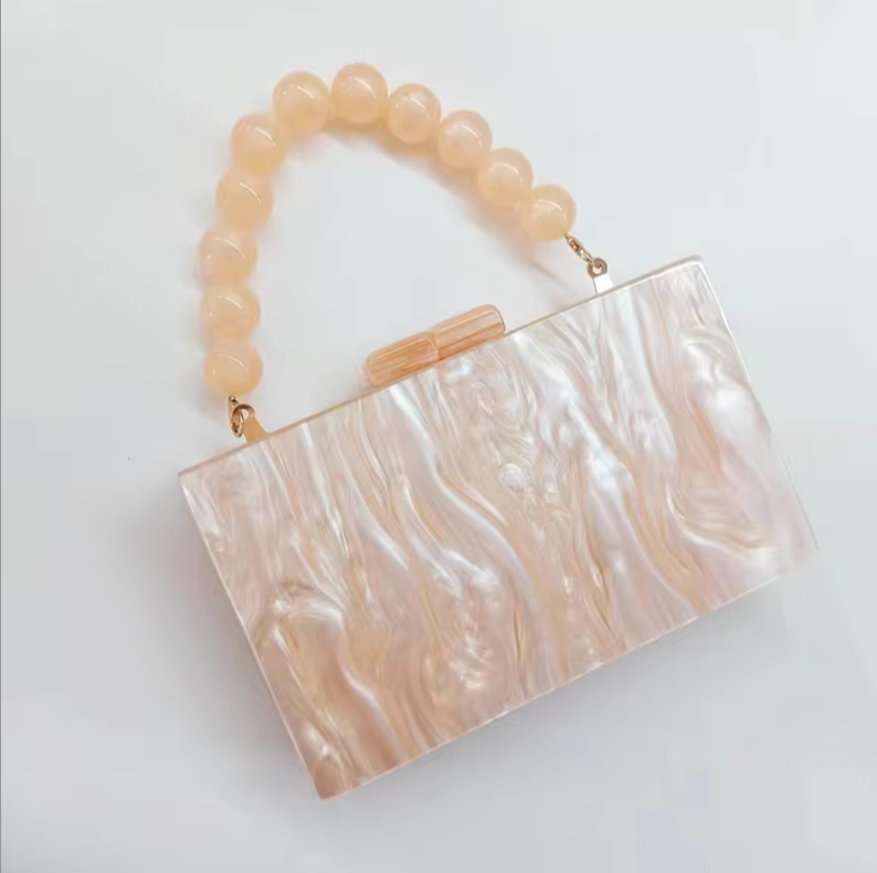 Elegante Clutch mit Perlen-Henkel