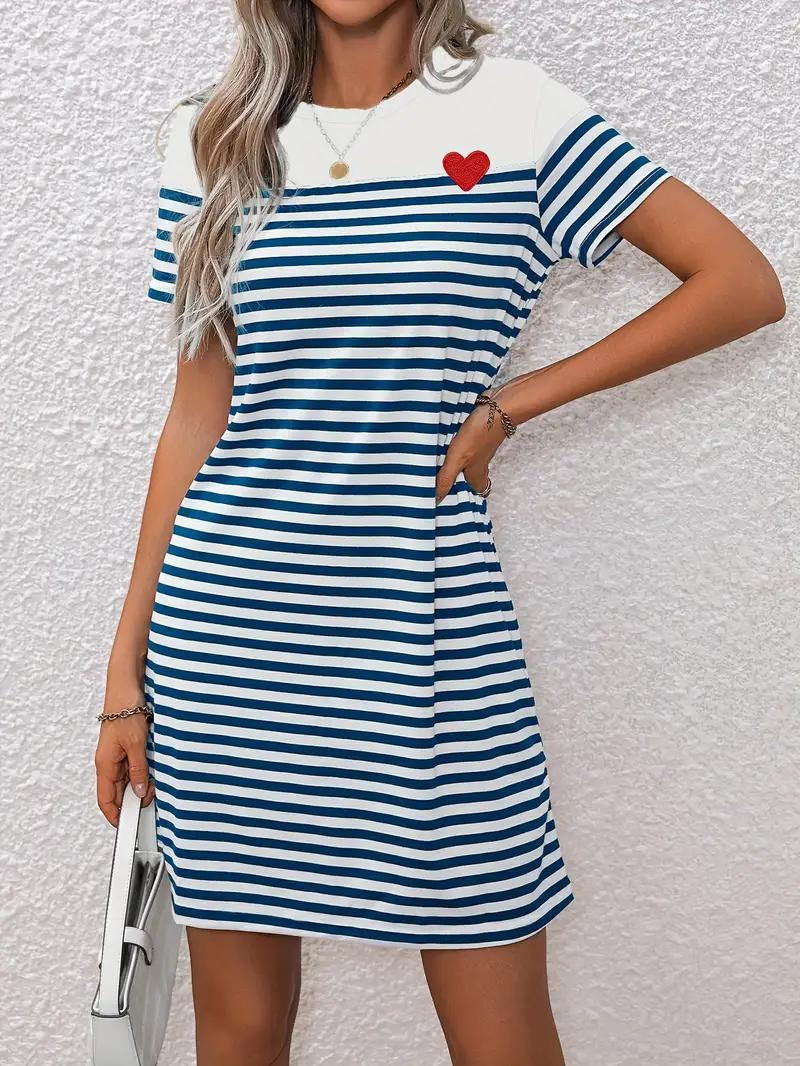 Gestuftes Kleid mit Herz-Detail