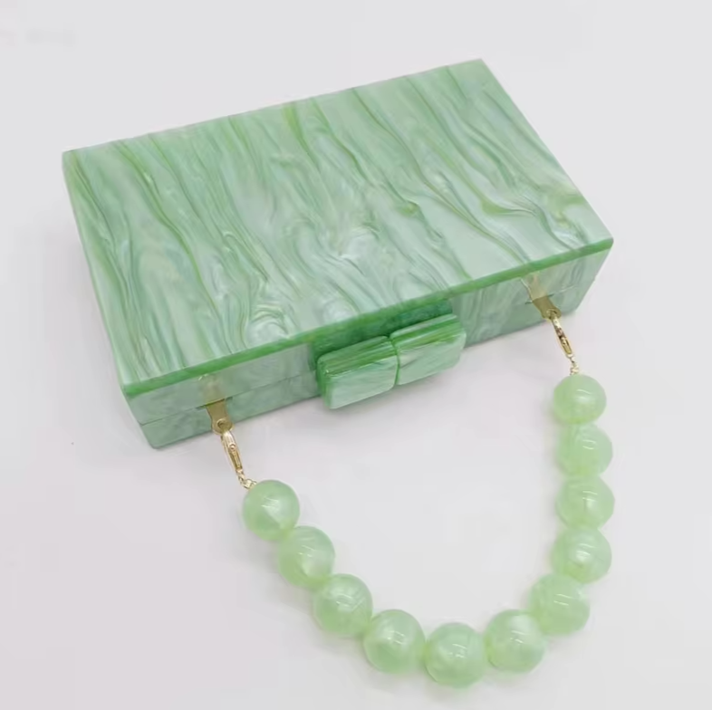 Elegante Clutch mit Perlen-Henkel