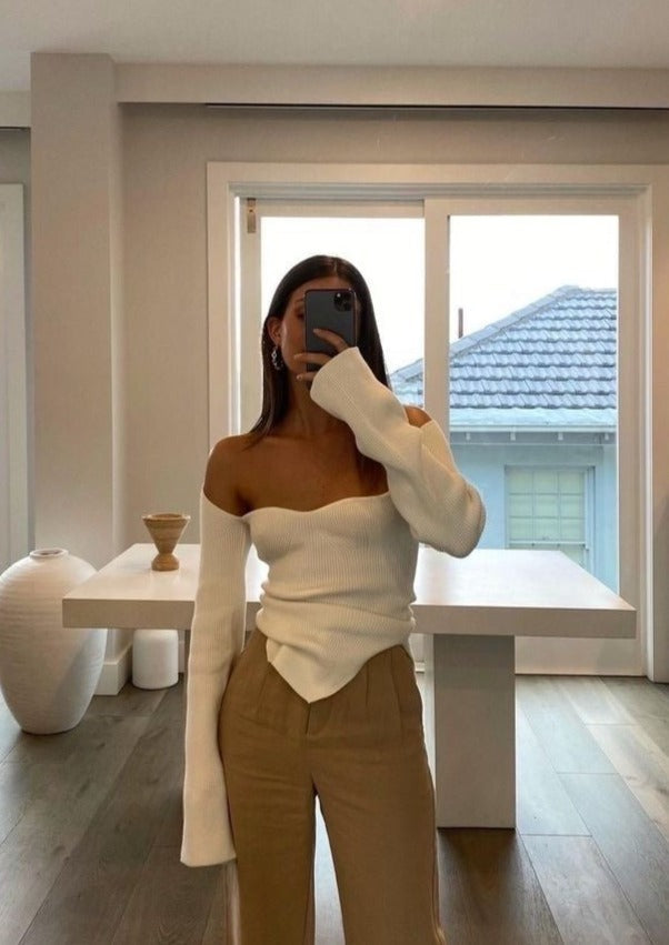 Figurbetontes Rippstrick-Top mit asymmetrischem Saum