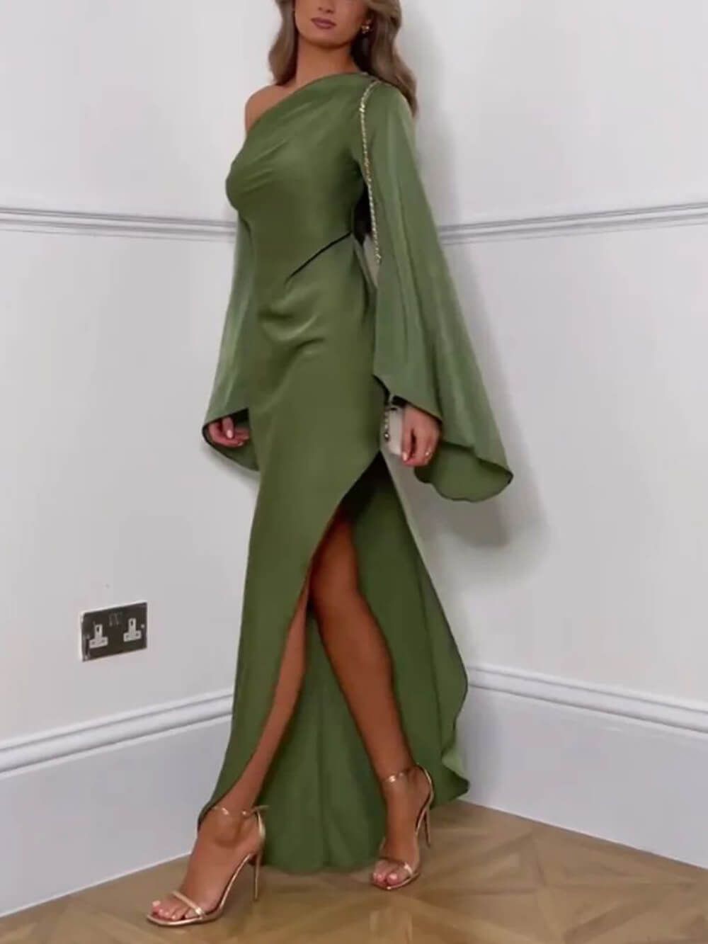 Asymmetrisches Abendkleid mit Schlitz