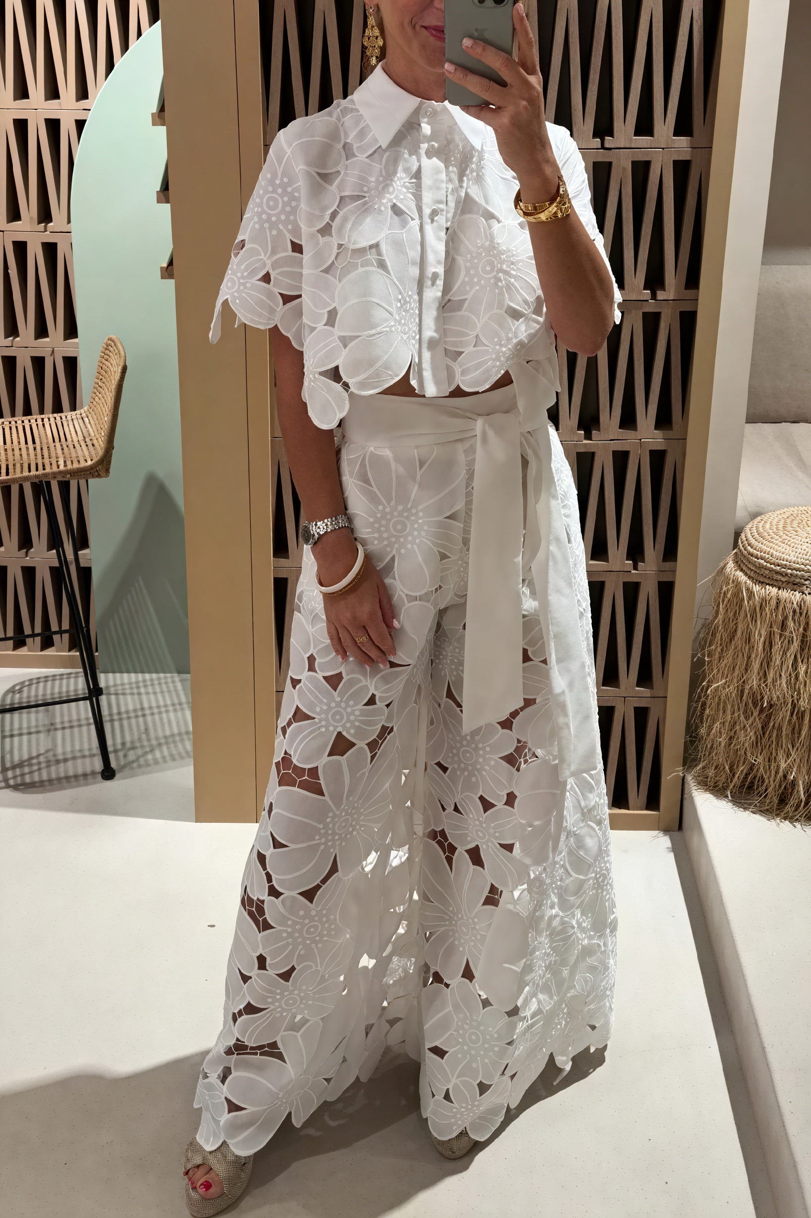 Sommerliches Ensemble mit floralem Cut-Out-Design