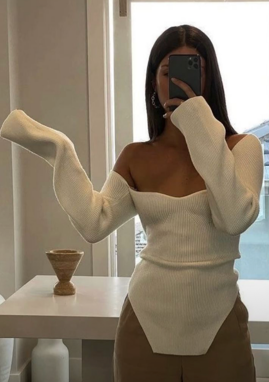 Figurbetontes Rippstrick-Top mit asymmetrischem Saum