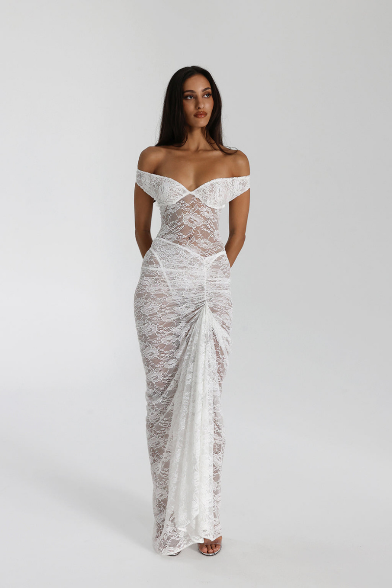 Elegantes Kleid mit asymmetrischem Saum