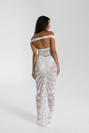 Elegantes Kleid mit asymmetrischem Saum