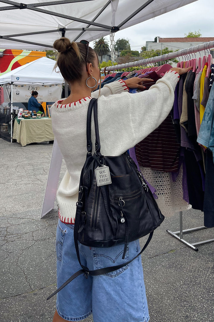 Verspielter Strick: Top mit roter Schleife