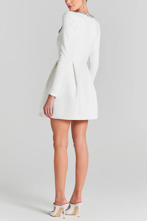 Elegantes Kleid mit Schmuckdetails