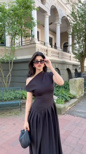 Elegantes Kleid mit asymmetrischem Design