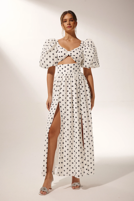 Sommerliches Punktmuster-Kleid mit Schlitz