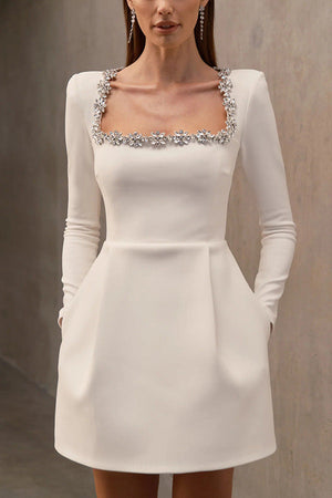 Elegantes Kleid mit Schmuckdetails