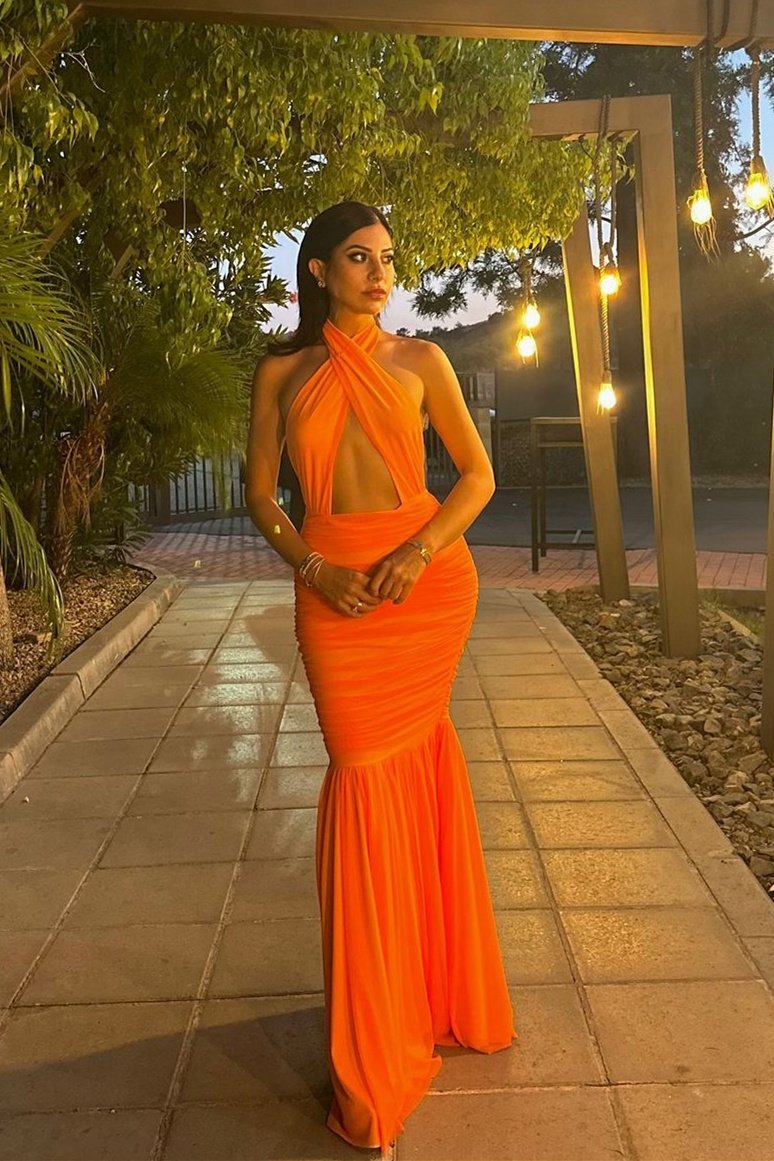 Fließendes Kleid mit Halterkragen