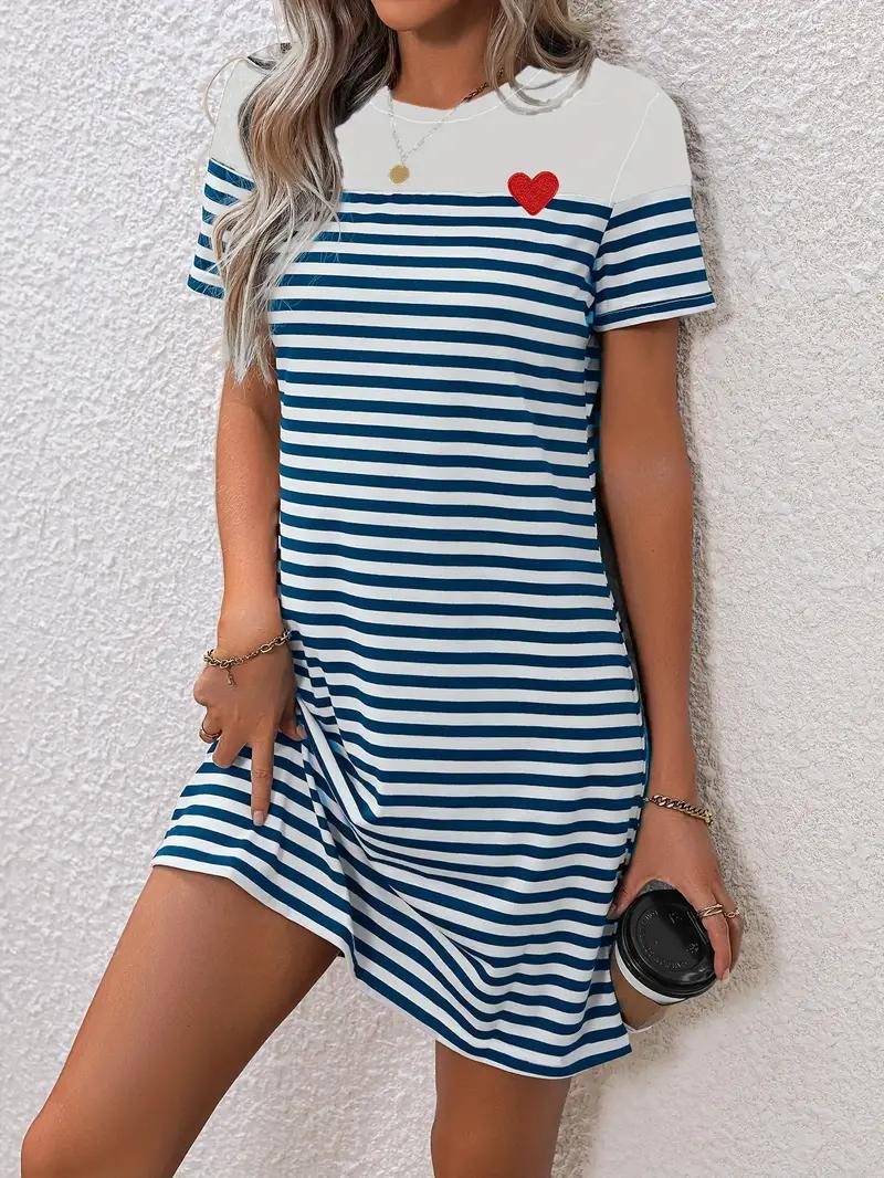 Gestuftes Kleid mit Herz-Detail