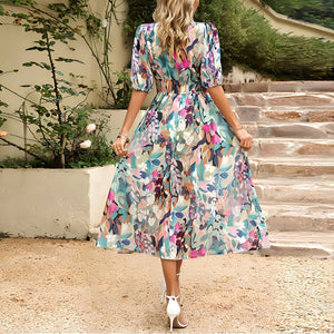 Fließendes Kleid mit femininen Akzenten