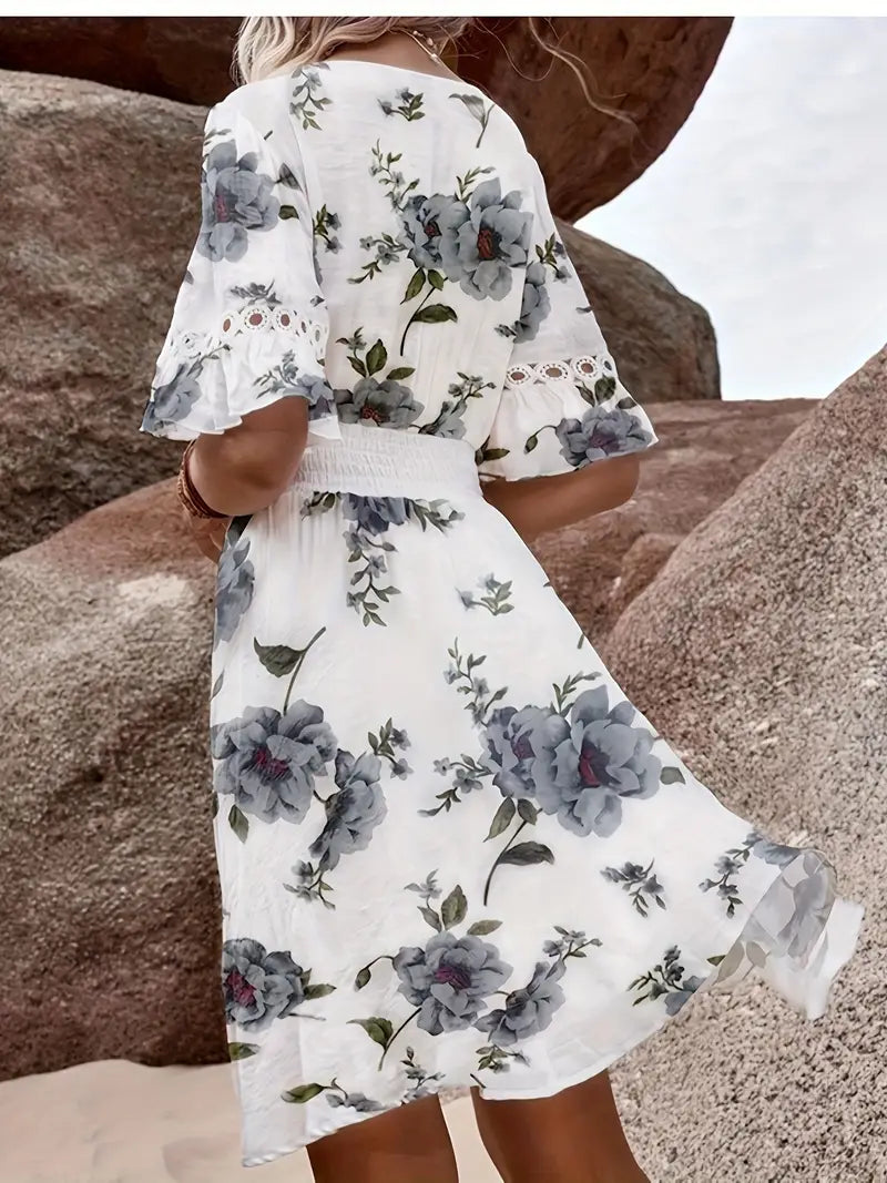 Geblümtes Kleid mit Spitzendetails